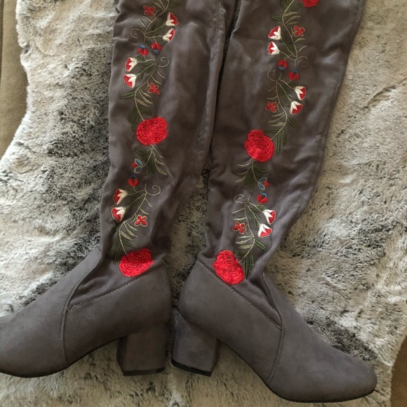 NWT Grey Floral Embroidered Classy & Trendy Boots - Picture 6 of 15